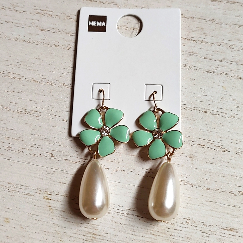 😻 3 For $15 Pale Green Enamel Flower & White Pearl Waterdrop Dangles